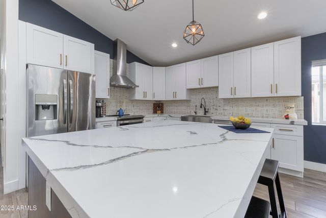 2511 E EARLL Drive, Phoenix, AZ 85016