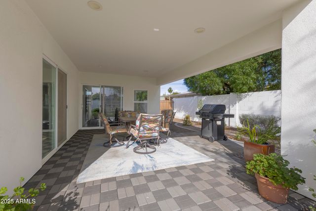 2511 E EARLL Drive, Phoenix, AZ 85016