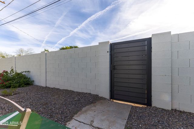 2511 E EARLL Drive, Phoenix, AZ 85016