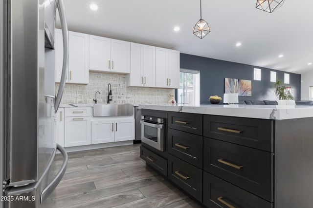 2511 E EARLL Drive, Phoenix, AZ 85016