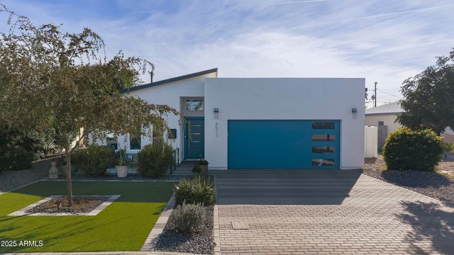 2511 E EARLL Drive, Phoenix, AZ 85016