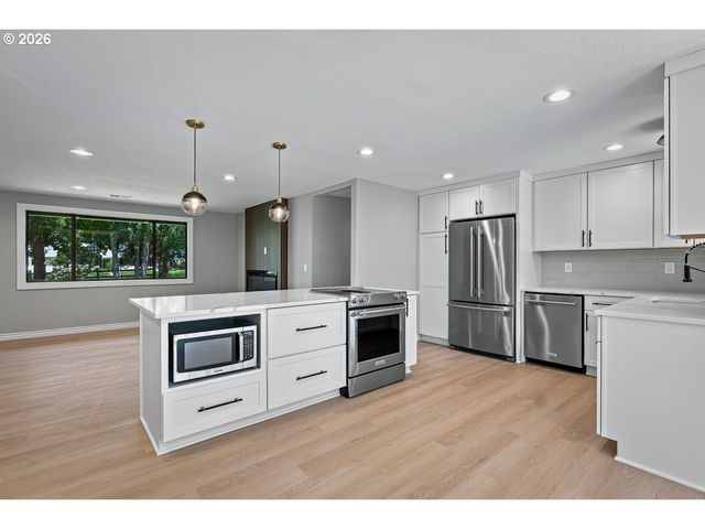 19530 CENTRAL POINT Rd, Oregon City, OR 97045