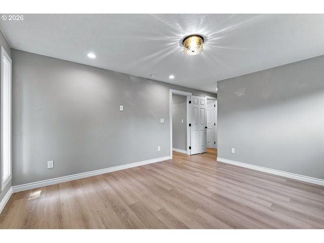 19530 CENTRAL POINT Rd, Oregon City, OR 97045