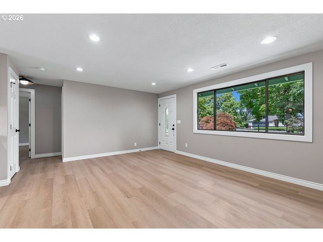 19530 CENTRAL POINT Rd, Oregon City, OR 97045
