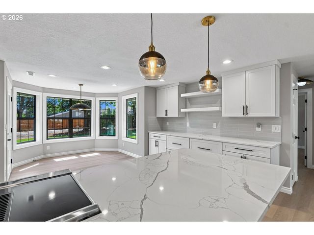 19530 CENTRAL POINT Rd, Oregon City, OR 97045