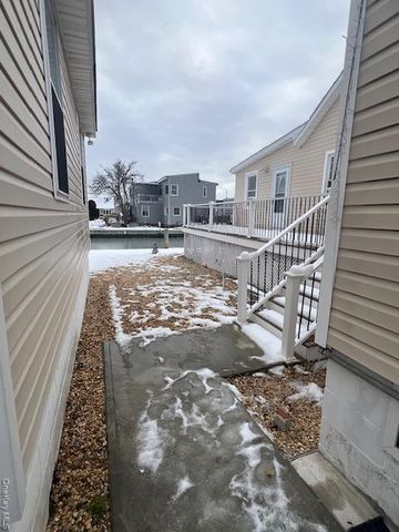 817 Ocean Street, Lindenhurst, NY 11757