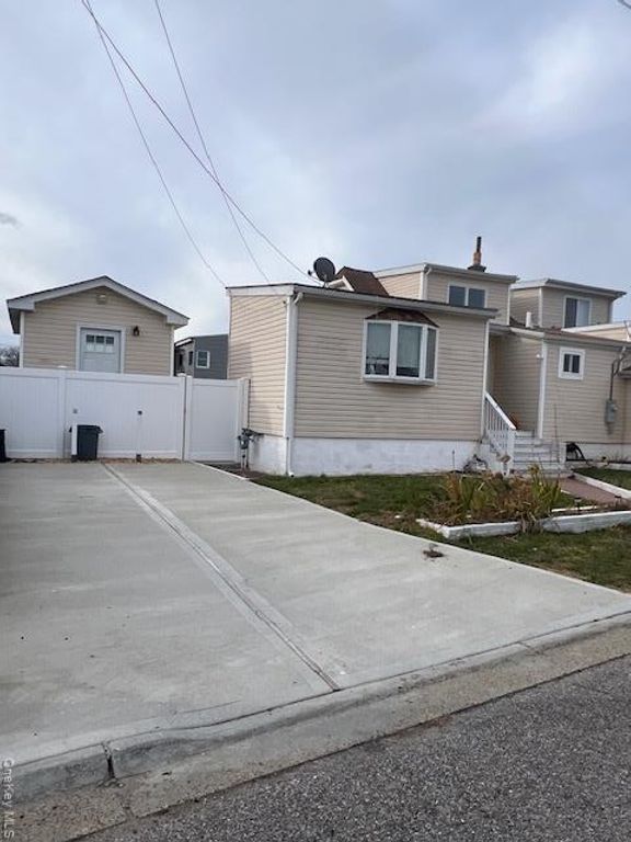 817 Ocean Street, Lindenhurst, NY 11757