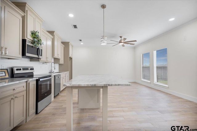 412 Crosby St, Lindale, TX 75771