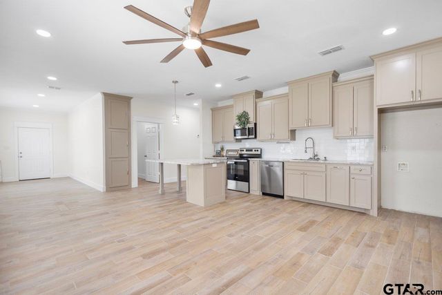 412 Crosby St, Lindale, TX 75771