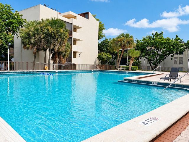 8870 Fontainebleau Blvd 106, Miami, FL 33172