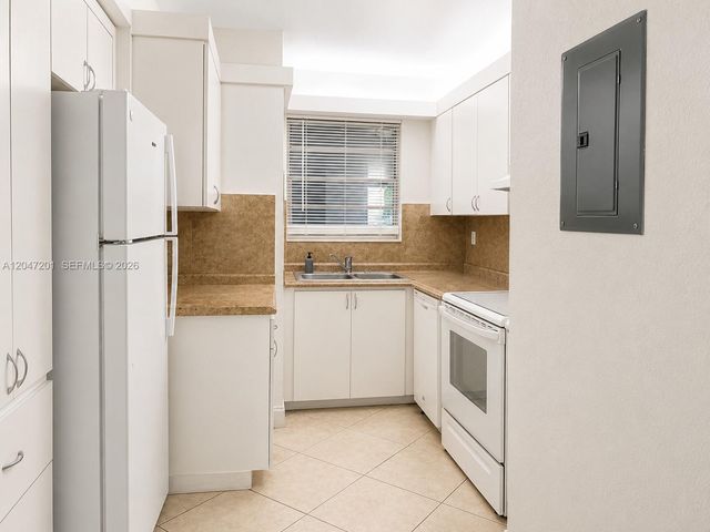 8870 Fontainebleau Blvd 106, Miami, FL 33172
