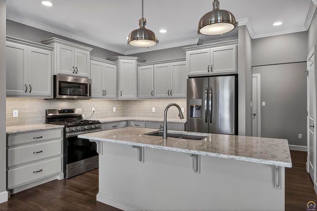 7627 SW Lowell LN, Topeka, KS 66614