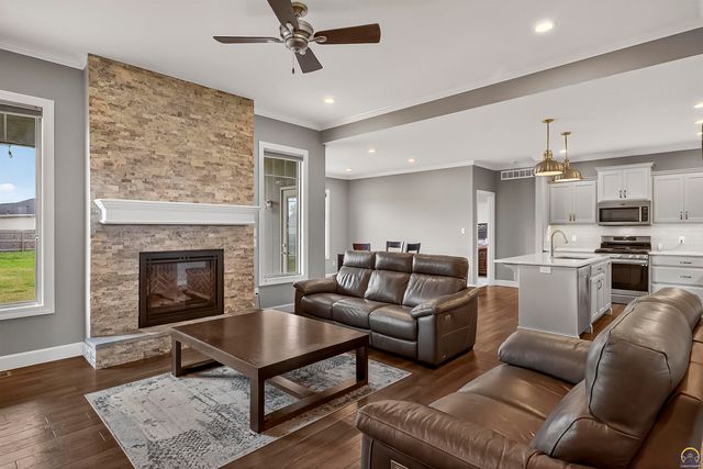 7627 SW Lowell LN, Topeka, KS 66614