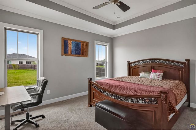 7627 SW Lowell LN, Topeka, KS 66614