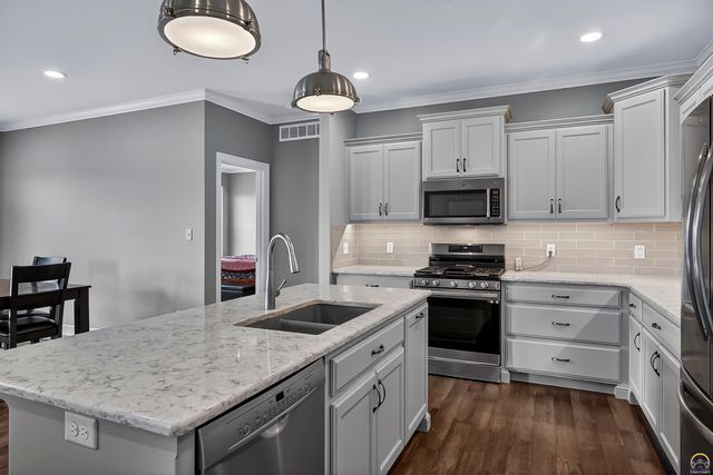 7627 SW Lowell LN, Topeka, KS 66614