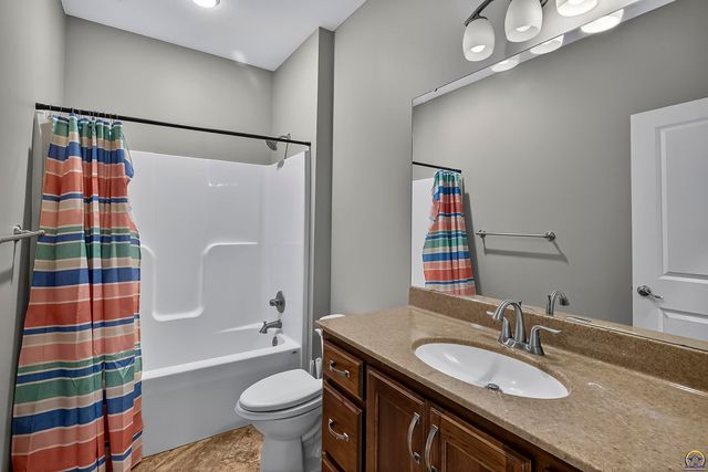 7627 SW Lowell LN, Topeka, KS 66614