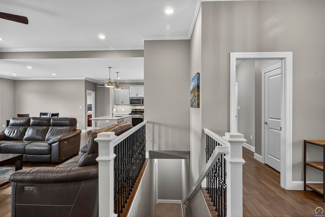 7627 SW Lowell LN, Topeka, KS 66614