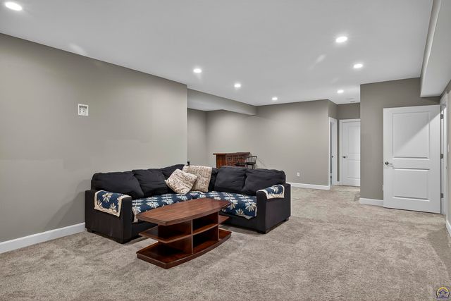 7627 SW Lowell LN, Topeka, KS 66614