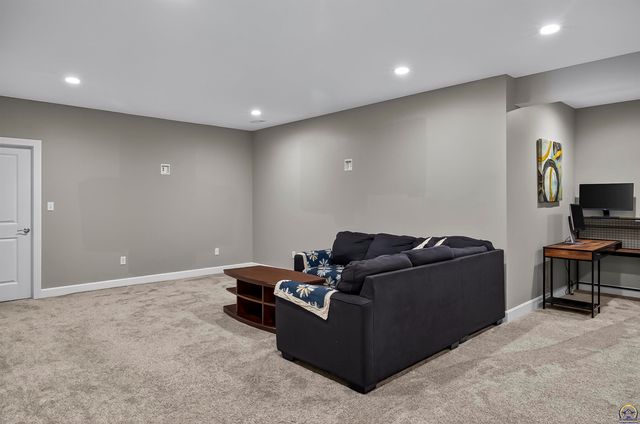 7627 SW Lowell LN, Topeka, KS 66614