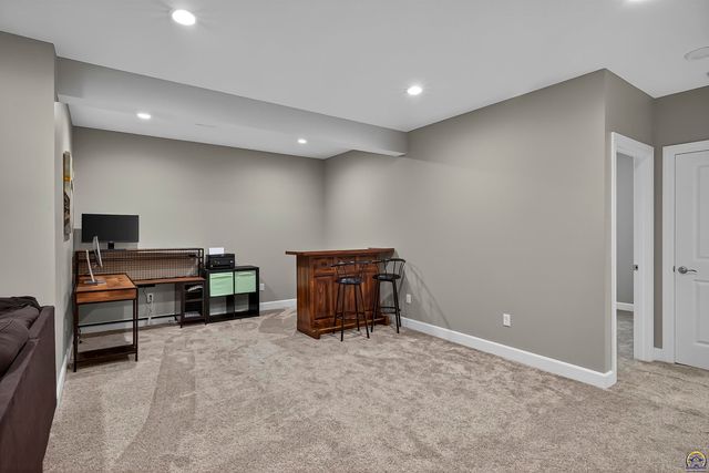 7627 SW Lowell LN, Topeka, KS 66614