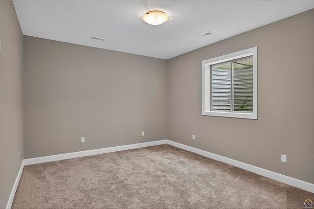 7627 SW Lowell LN, Topeka, KS 66614