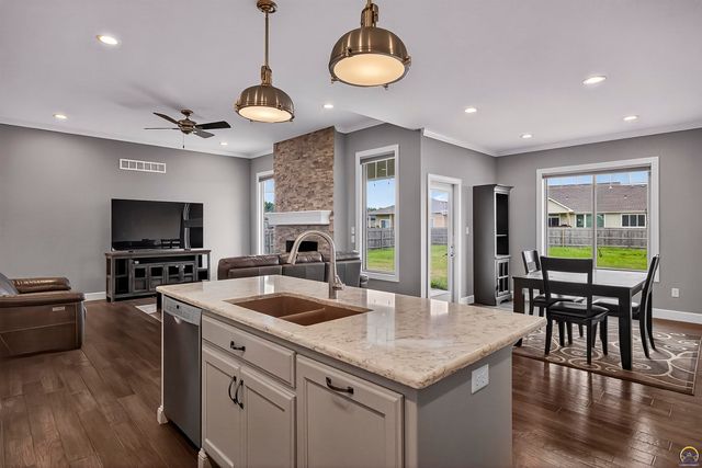 7627 SW Lowell LN, Topeka, KS 66614