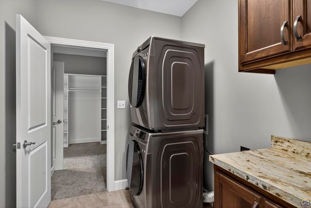 7627 SW Lowell LN, Topeka, KS 66614