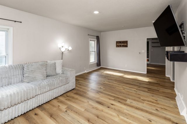 937 Creston Avenue, Des Moines, IA 50315