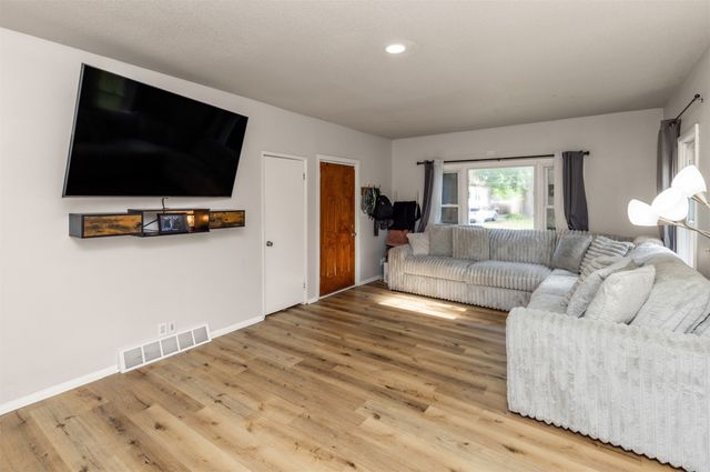 937 Creston Avenue, Des Moines, IA 50315
