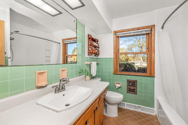 7501 N 41st STREET, Milwaukee, WI 53209