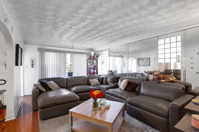 10327 S Calumet Avenue, Chicago, IL 60628