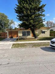 2801 Mayo St, Hollywood, FL 33020