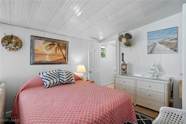 37 Bass LN, Naples, FL 34114