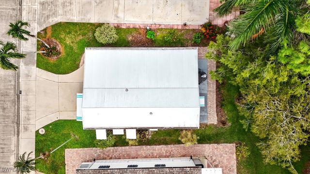 37 Bass LN, Naples, FL 34114