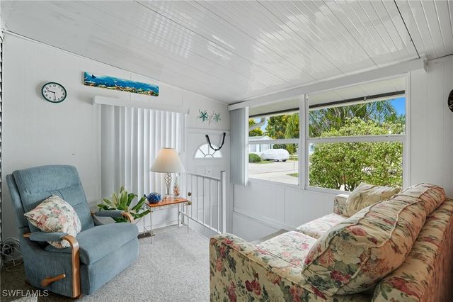 37 Bass LN, Naples, FL 34114