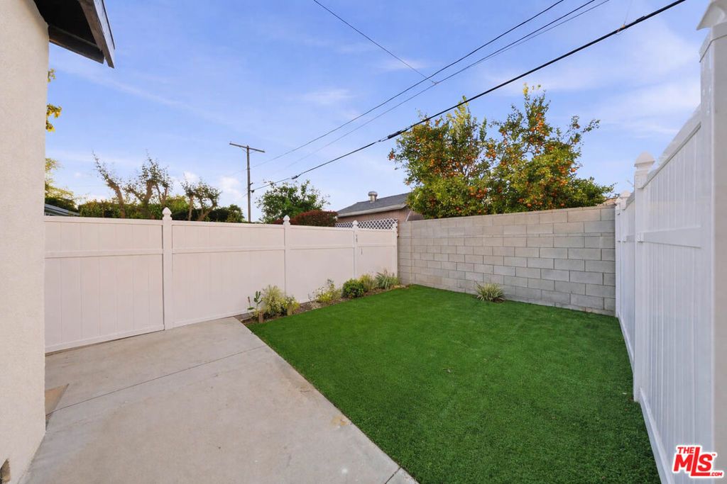 Image 11 of property listing at 20237 Hartland Street, Winnetka, CA 91306