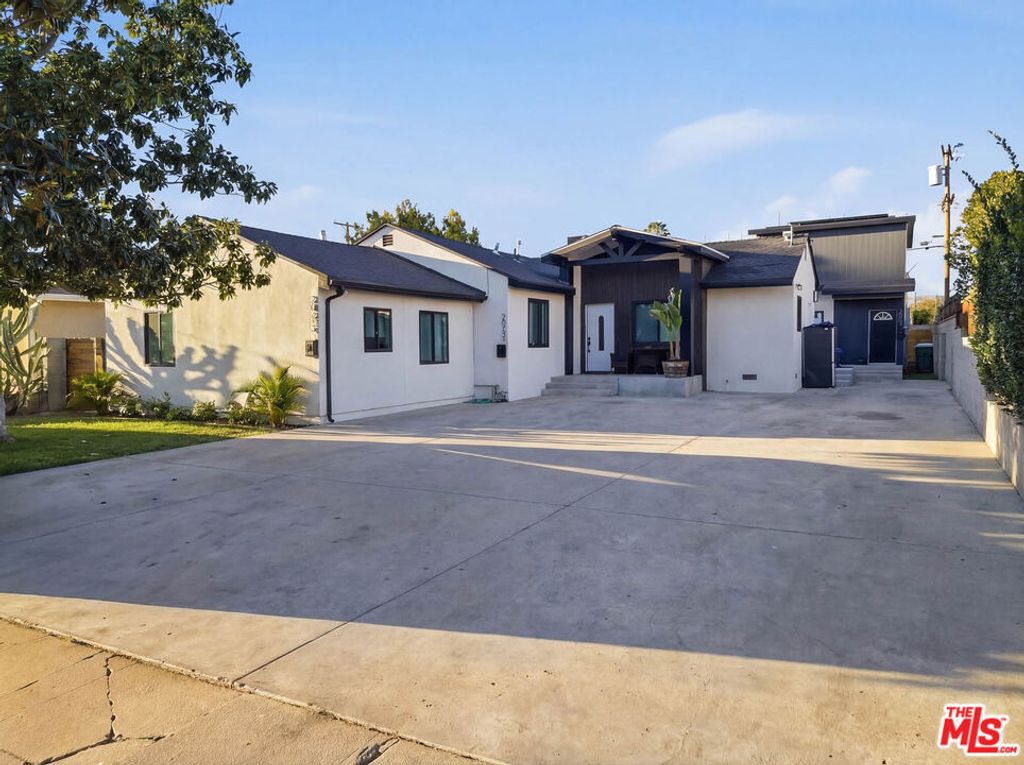 Image 2 of property listing at 20237 Hartland Street, Winnetka, CA 91306