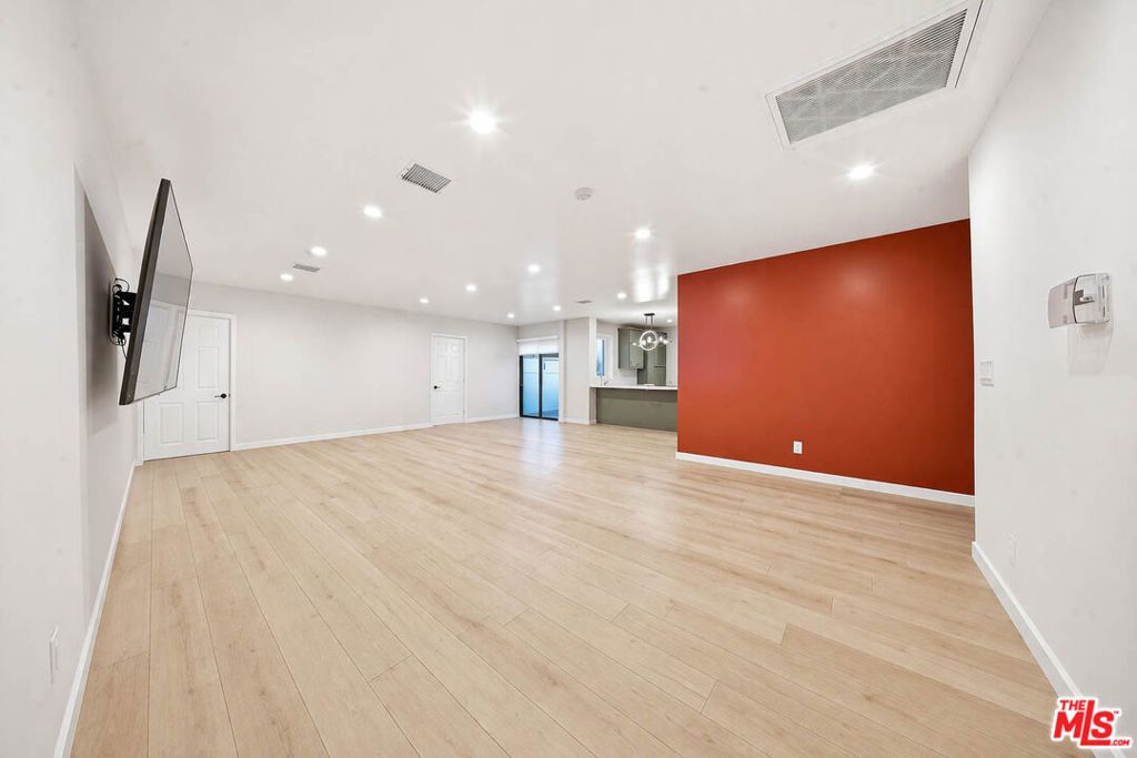 Image 4 of property listing at 20237 Hartland Street, Winnetka, CA 91306