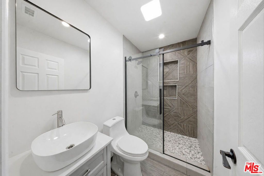 Image 7 of property listing at 20237 Hartland Street, Winnetka, CA 91306