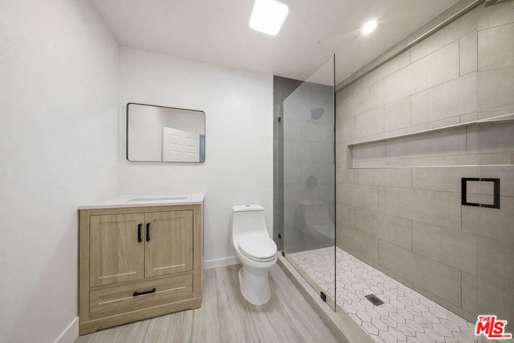 Image 8 of property listing at 20237 Hartland Street, Winnetka, CA 91306