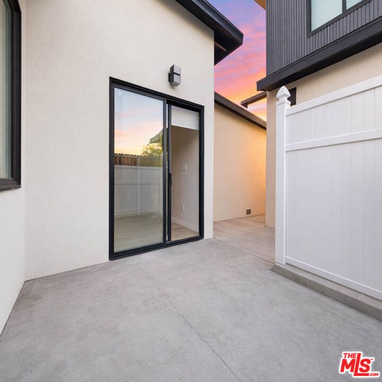 Image 9 of property listing at 20237 Hartland Street, Winnetka, CA 91306