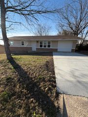 1207 Washington Avenue, West Plains, MO 65775
