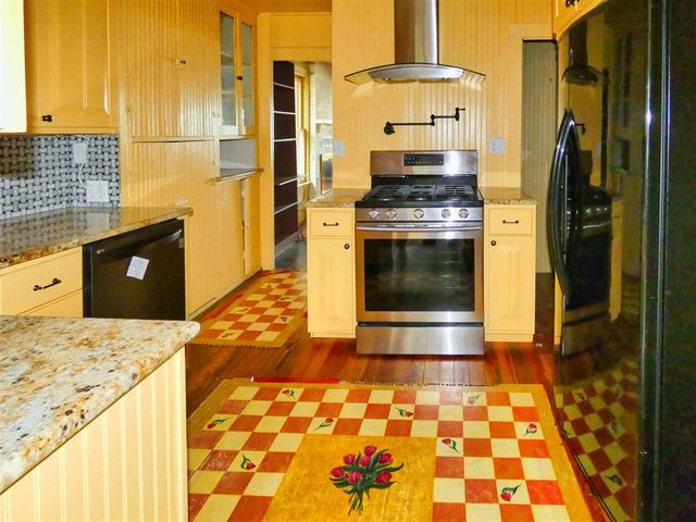 5511 Lakewood Street, Coloma, MI 49038