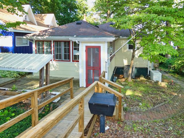 5511 Lakewood Street, Coloma, MI 49038