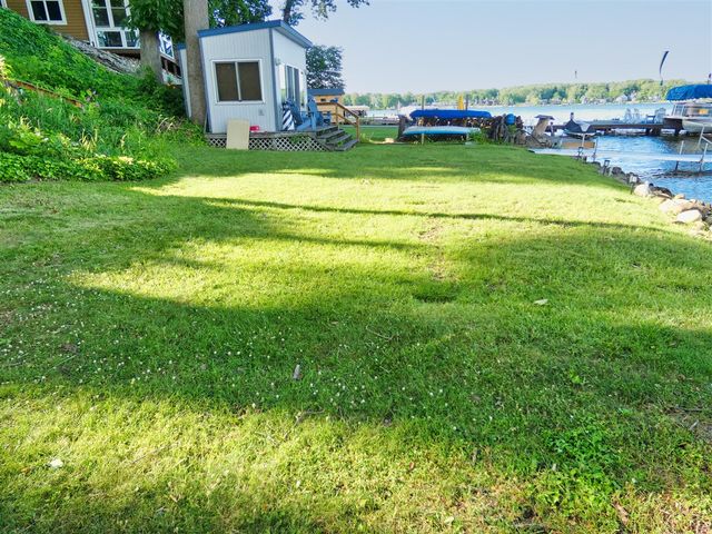 5511 Lakewood Street, Coloma, MI 49038