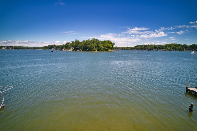 5511 Lakewood Street, Coloma, MI 49038