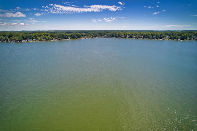 5511 Lakewood Street, Coloma, MI 49038