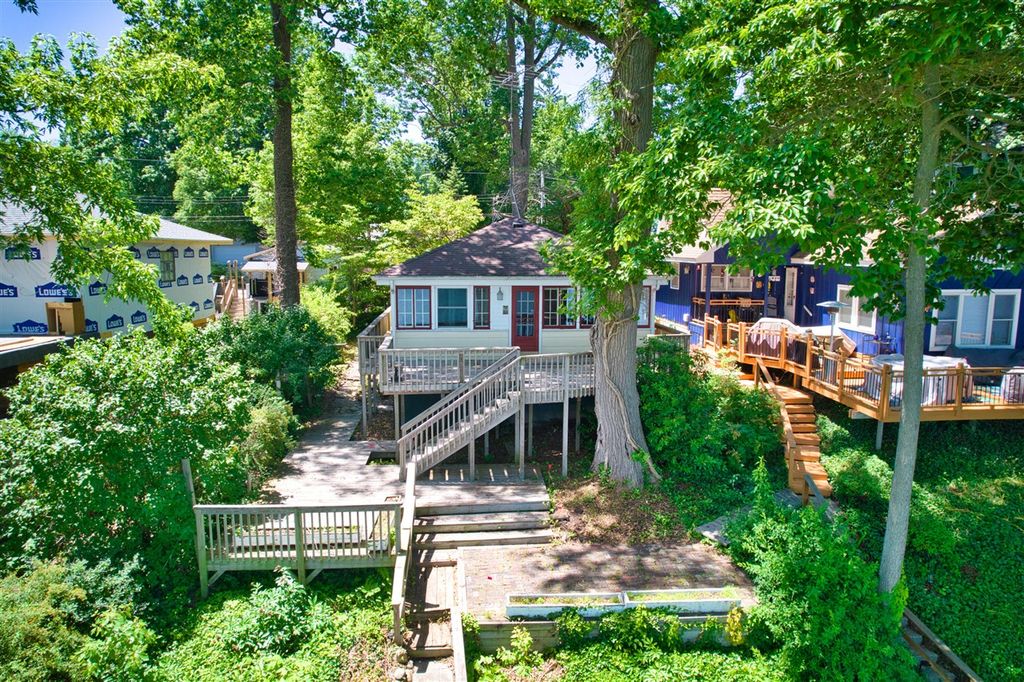 5511 Lakewood Street, Coloma, MI 49038