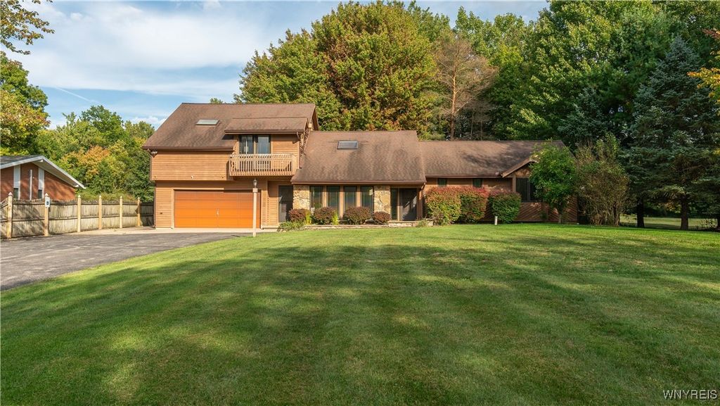 99 June Drive, Elma, NY 14059