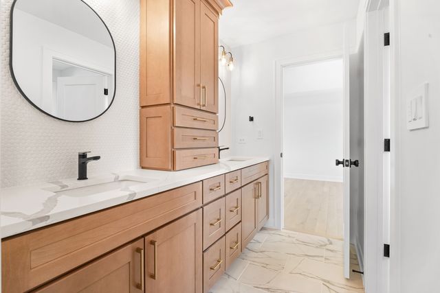 284 N Highland Avenue, Elmhurst, IL 60126